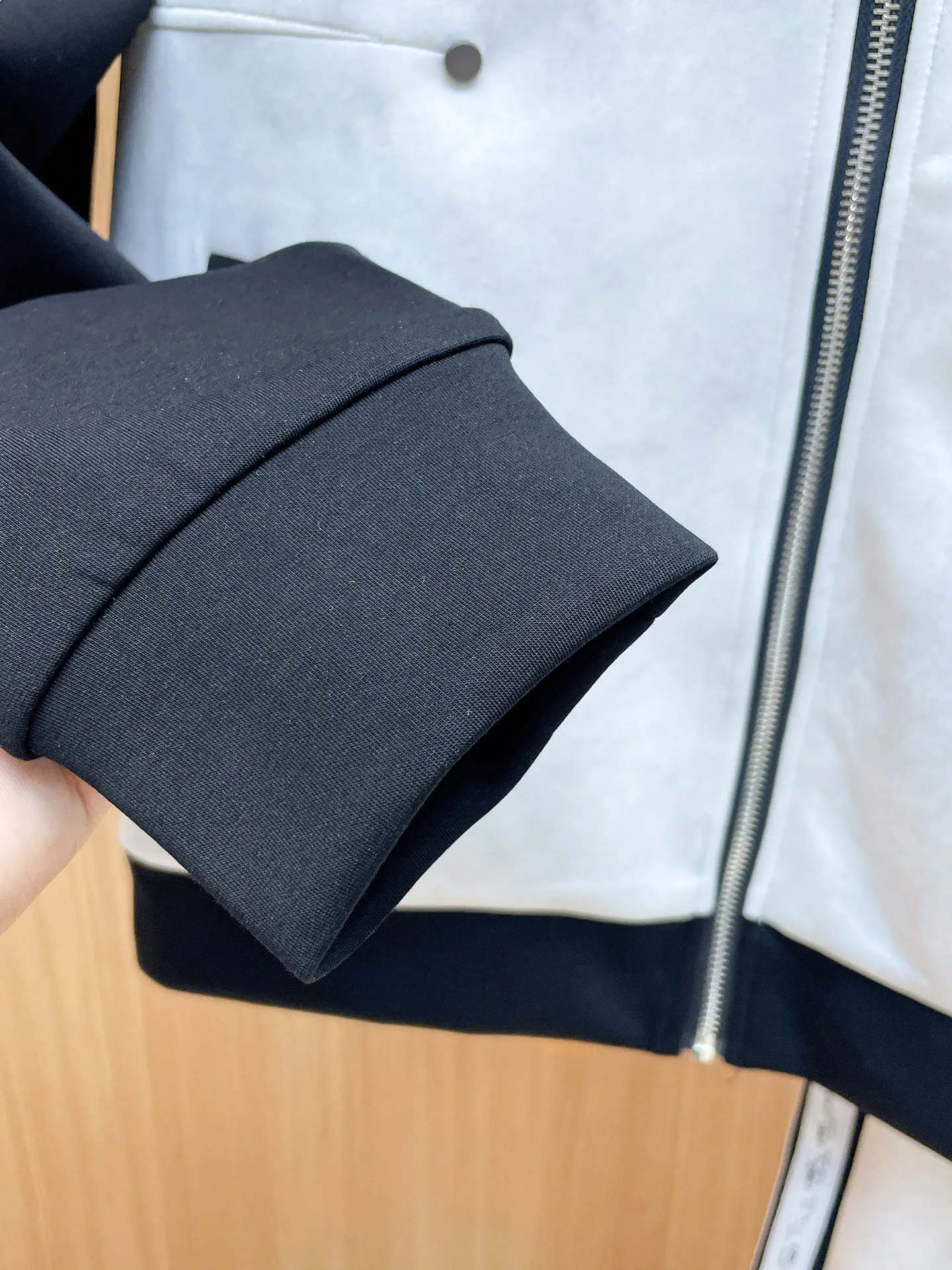 LP New Arrival counter Same Style casual suit, Breathable, comfortable and casual! Full of high-end feel! The details are exquisite and high-end, and the workmanship is impeccable! The original Premium fabric is very high-end! The fabric is crisp and anti-wrinkle Wear-Resistant, warm, neat and stylish. Everyone must buy a set this autumn and winter. They must look cool and cool when wearing them. We especially recommend Sizes M-3XL